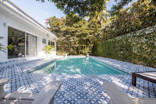 Artist Den Cozy Home with Pool and Parking