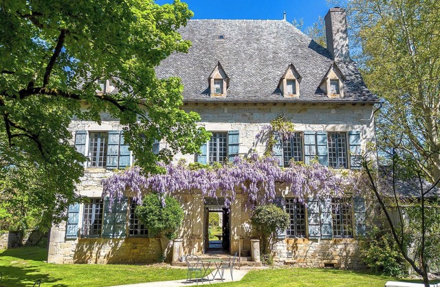 Artist Studio Gite in Charming Barn, at Chateau Mas de Pradie, Foissac.