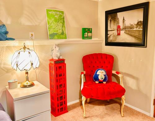 Artistic and stylish english charm backyard private guest house with master bedroom and living room