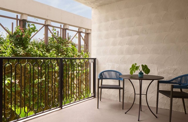 Artistic Room w/Instagram-Worthy Interiors, Balcony and Rooftop Pool Access