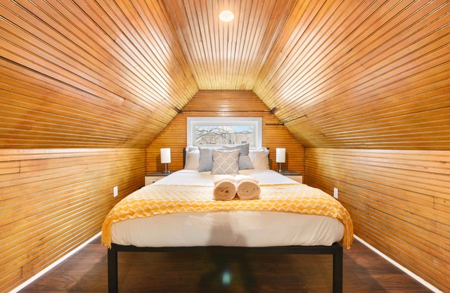 Artsy!- 2 king beds- 15 min DT- Free Street Parking- Quiet- Work Areas- WiFi