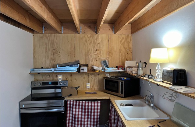 Artsy, classy beachside loft within walking distance of restaurants and bars.