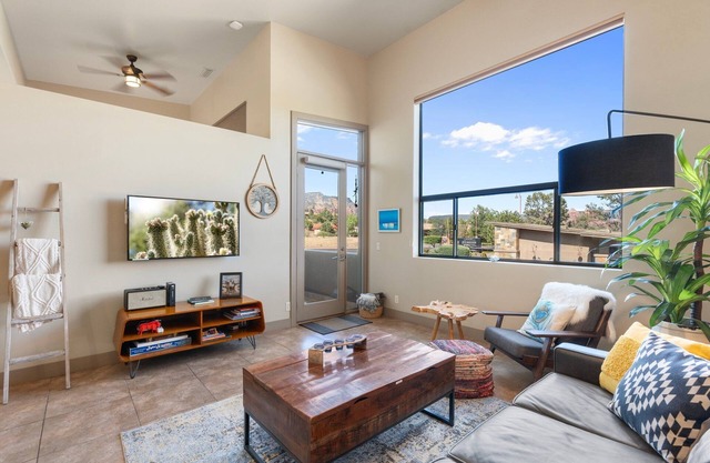Artsy Loft. Big Views. Next to Starbucks, Organic Pizza & Groceries.