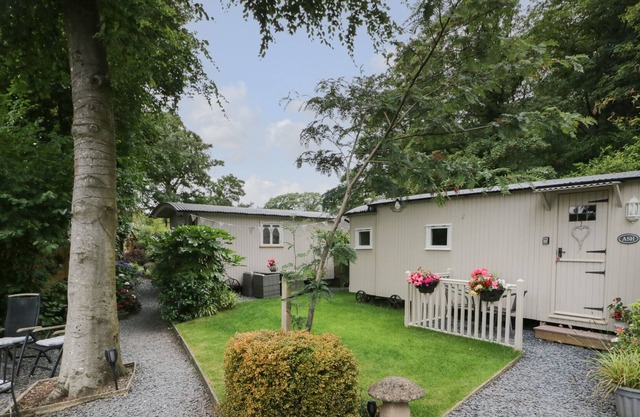 ASH, pet friendly, with a garden in Newby Bridge