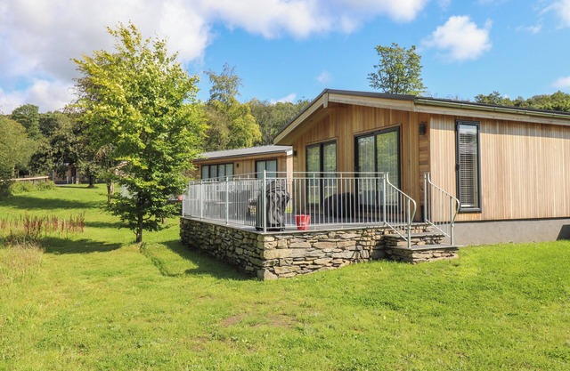 ASH THWAITE, pet friendly, character holiday cottage in Haverthwaite