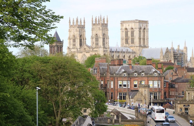 ASH TREE LODGE, family friendly, with hot tub in Stamford Bridge