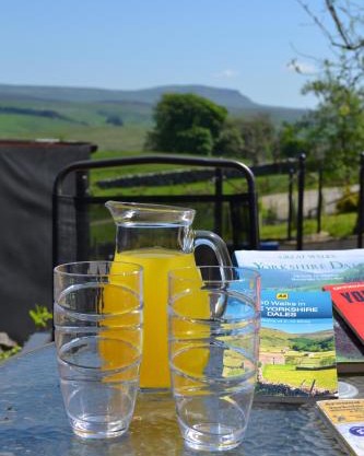 Ashes Farm - Ingleborough Barn Cottage, with 3 peaks views, near Settle