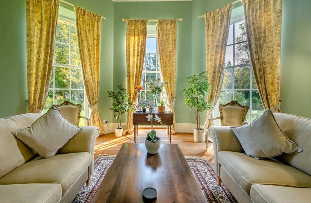 Ashmans Hall - Nine Bedroom House, Sleeps 23