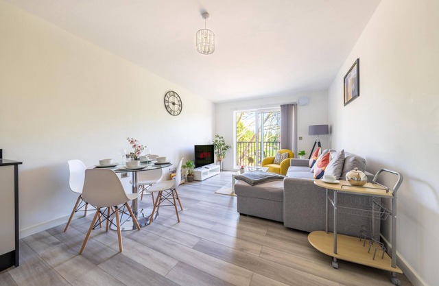 AshView 3 - Heathrow - Thorpe Park - Free Parking