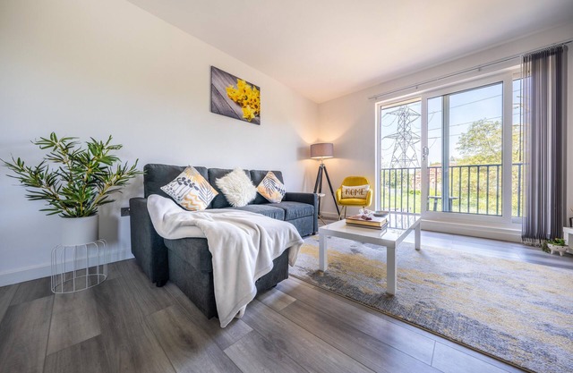 AshView 4 - Heathrow - Thorpe Park - Free Parking