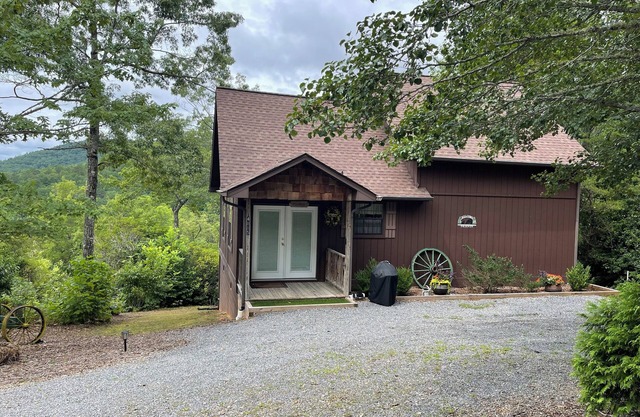 Aster Cabin - Beautiful Mountain View, Rustic Charm w/Jacuzzi & Wood Fireplace