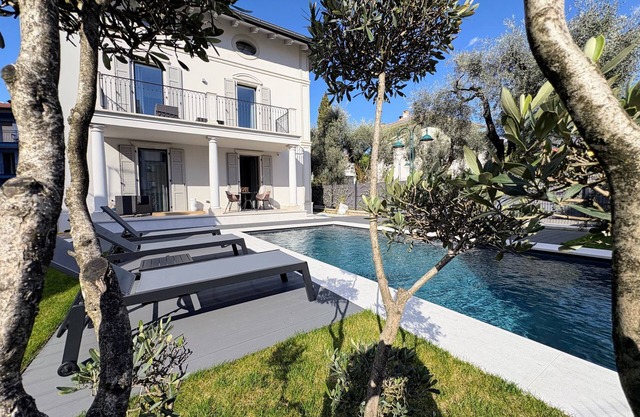 At 5 min from the center Three-room apartment with large balcony and swimming pool