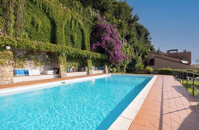 At 50 mt from the lake, charming apartment with lake view terrace and swimming pool.