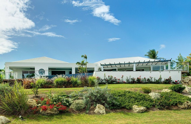 At the entrance to Saint François, facing the waves with a panoramic sea view