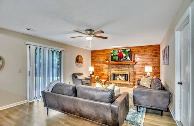 ATH -Sleeps8 -3BR- Fenced- 5 min to Int Exit(2025)