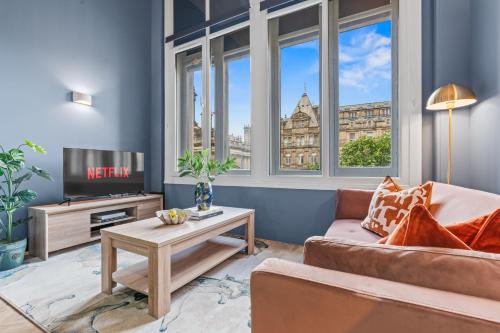 Athenaeum by Alt-Stay - 1 Bed Mezzanine Apartment Contractor and Relocation Accommodation with Fast Wi Fi, Netflix, Kitchen, Dishwasher, Laundry and Self Check In - Long Stay Ready with Weekly and Monthly Rates