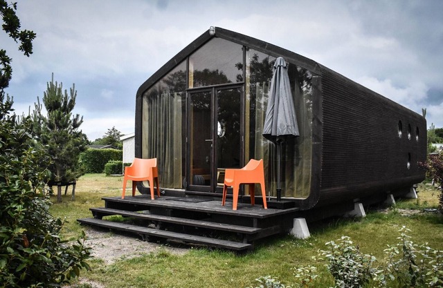 Atmospheric cabin with WiFi in a holiday park close to the North Sea