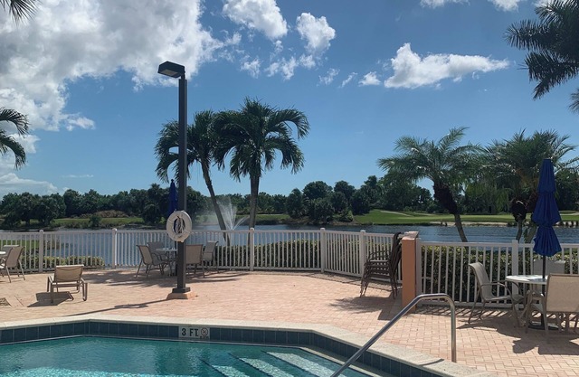 ATTENTION GOLF LOVERS/HAMMOCK BAY GOLF COURSE, NAPLES FL./CLOSE TO BEACHES