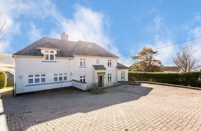 Attractive, pet friendly house with sea views