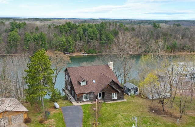 August Inn Oxford – Rustic-modern lakefront cabin on Deep Lake, sleeps 10.