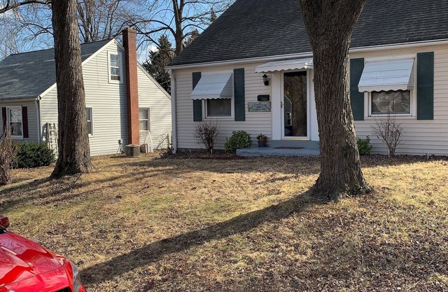 Aunt Doodle’s House 8 blocks from Historic Main Street. Convenient location!