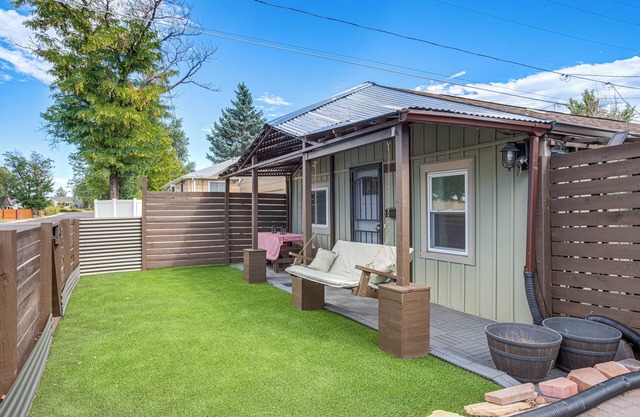 Aurora Abode: 7 Mi to Dtwn Denver!