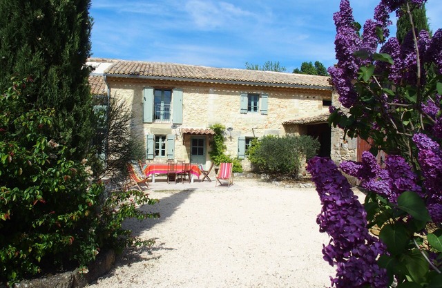 Authentic mas provençal, 2 swimming pools, grocery store on foot, village center, beautiful view