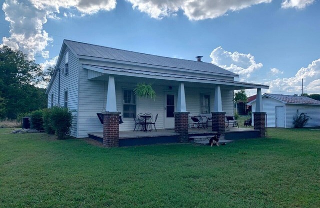 Authentic 100 Year Old Farmhouse, Farm setting in the foothills of the Smokies