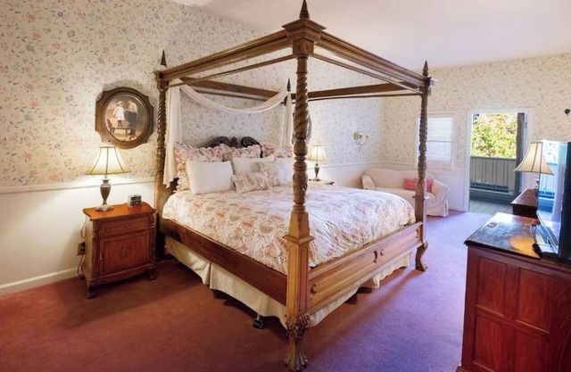 Authentic 1907 Room Near Santa Rosa Restaurants, Boutique Shops + Vineyards