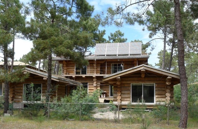 Authentic log in the heart of the pine forest for 10 people