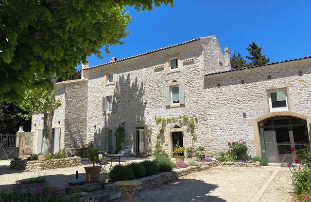 Authentic Provencal farmhouse with private pool 5 minutes from Grignan