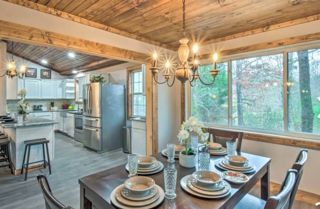 Autumn Lodge with Tree House Hot Tub and Hame Room