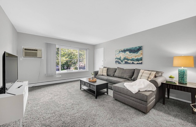 AVAIL 11/6 - 1 bed/1 bath downtown Crown Point