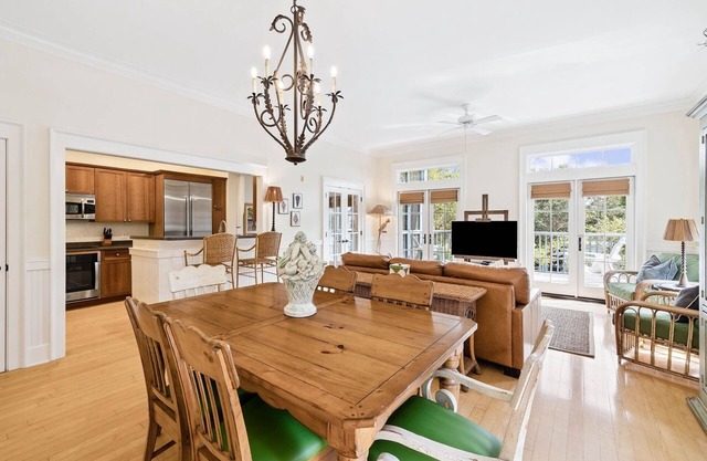 Available for Fall Getaways! Location! Location! Steps from Beach & Beach Club! Jetted Tub!