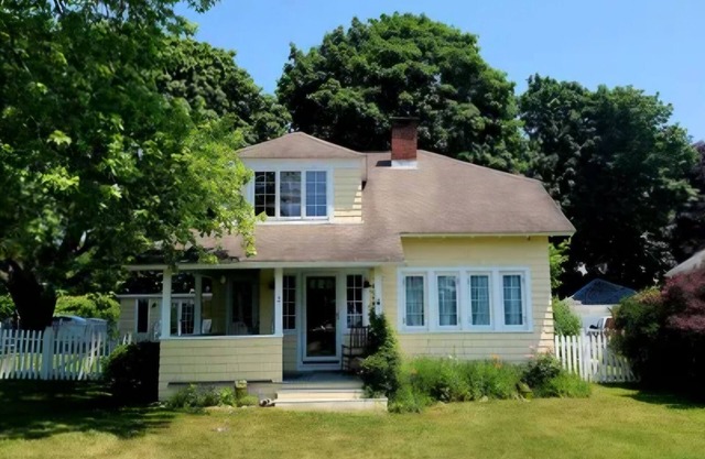 AVAILABLE JULY 2025nCharming 2 bedroom bungalow 1 block to the beach Madison CT