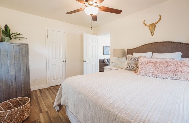 Available PIONEER DAYS - Open July 20-24th! Cabin with Hot Tub and Private Pond