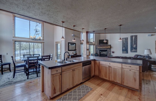 Avalanche 3BR Chalet at Terry Peak with Jacuzzi Hot Tub - Sleeps 16