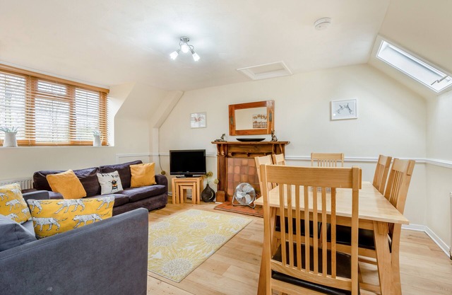 Avon Apartment - Three Bedroom House, Sleeps 4