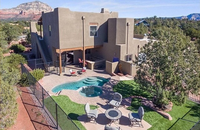 Awe-inspiring setting, private heated pool/spa, just close enough to the action