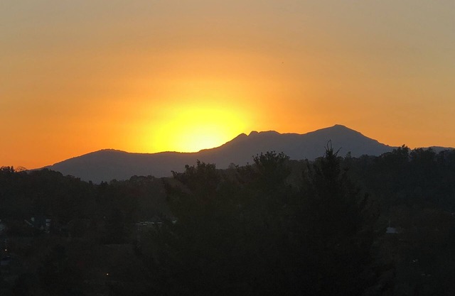 Awesome Blowing Rock and Grand Mountain View enjoying pvt. delightful cottage!