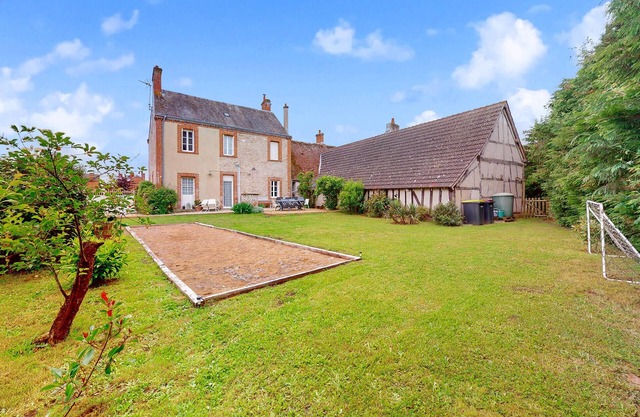 Awesome home in Saint-Viâtre with WiFi