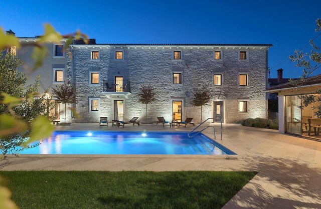 Awesome home in Tinjan with sauna