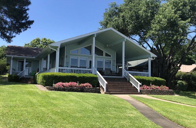 Awesome LAKE front cottage offers relaxation and fun! Great for Families!