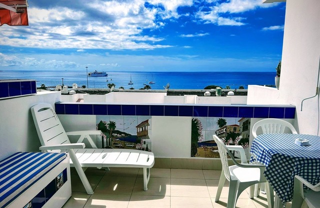 Azahara III Studio, Playa Las Vistas with wonderful seaview, pet friendly