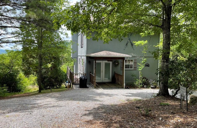 Azalea Cabin - Beautiful Mountain View, Rustic Charm w/Jacuzzi & Gas Fireplace