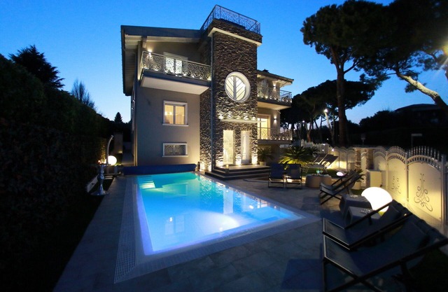B&B Bellavista Exclusive in zona centrale con piscina riscaldata e Jacuzzi vista lago LA COLAZIONE viene servita in una pasticceria rinomata ed esclusiva esterna alla struttura