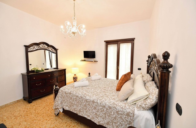 B&B Family, perfect for reaching Pompei, Ercolano, Sorrento, Naples and Vesuvius
