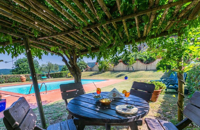 Beautiful apartment for 4 guests with WIFI, A/C, pool, TV, patio and pets allowed