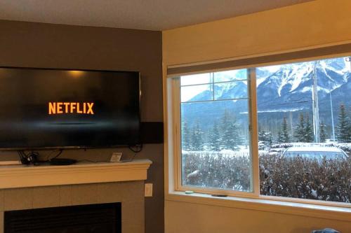 B211 MTN View ground floor town house- 2BD, Sleeps 8, hot tub, free parking, close to Banff