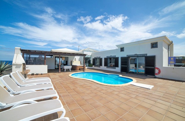 Babel Playa Blanca With Ocean Views and Hot Tub